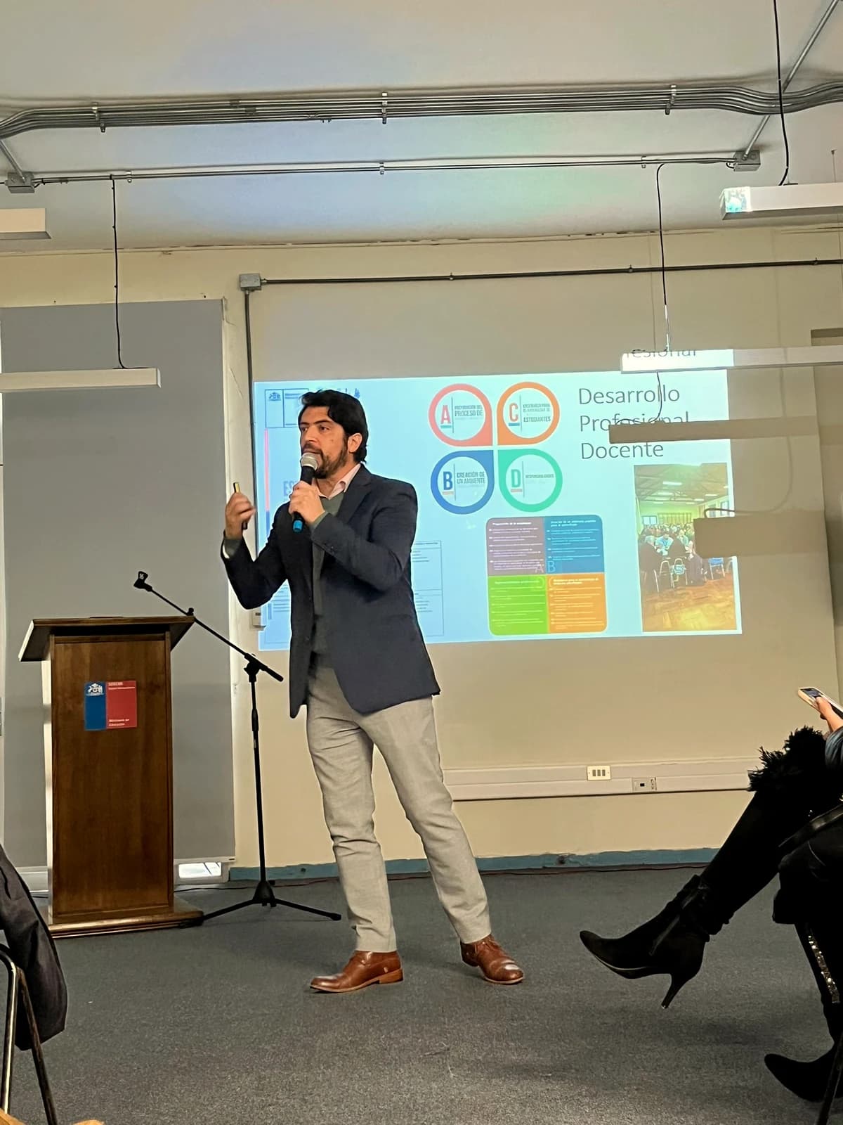 Orlando Vigorena exponiendo el esquema de cuatro cuadrantes para la coherencia institucional