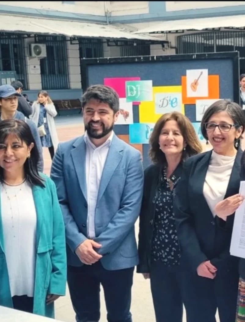 Reunión de directivas docentes en patio escolar sobre protocolos de convivencia
