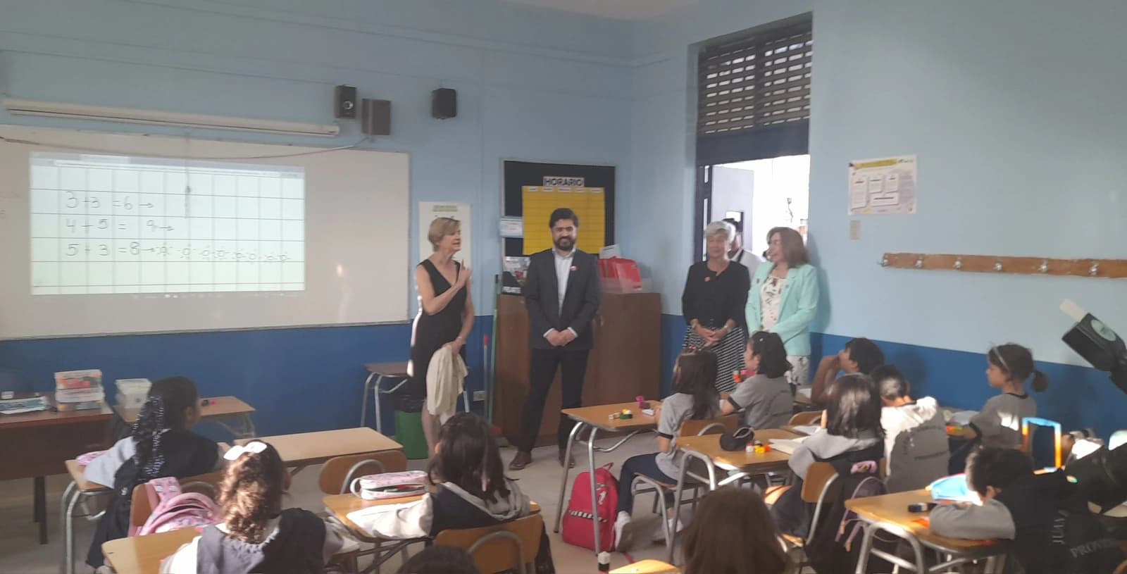 Orlando Vigorena en observación pedagógica de aula en Providencia